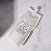 うるうシャンプー（950mL）詰め替え用の画像。コラーゲンなどの複数の保湿成分が、 髪をやさしく包む、天然精油の香りシャンプー。