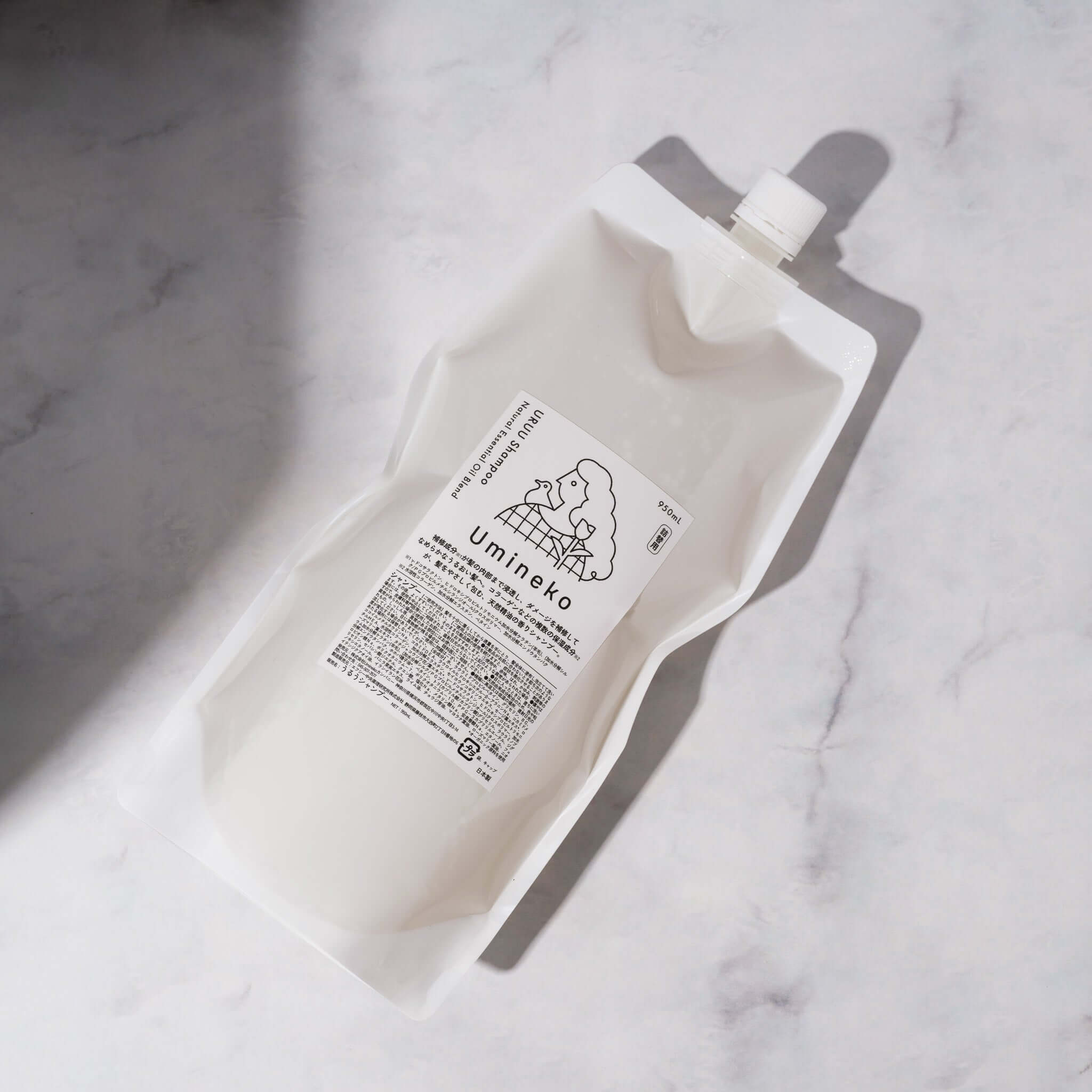 うるうシャンプー（950mL）詰め替え用の画像。コラーゲンなどの複数の保湿成分が、 髪をやさしく包む、天然精油の香りシャンプー。