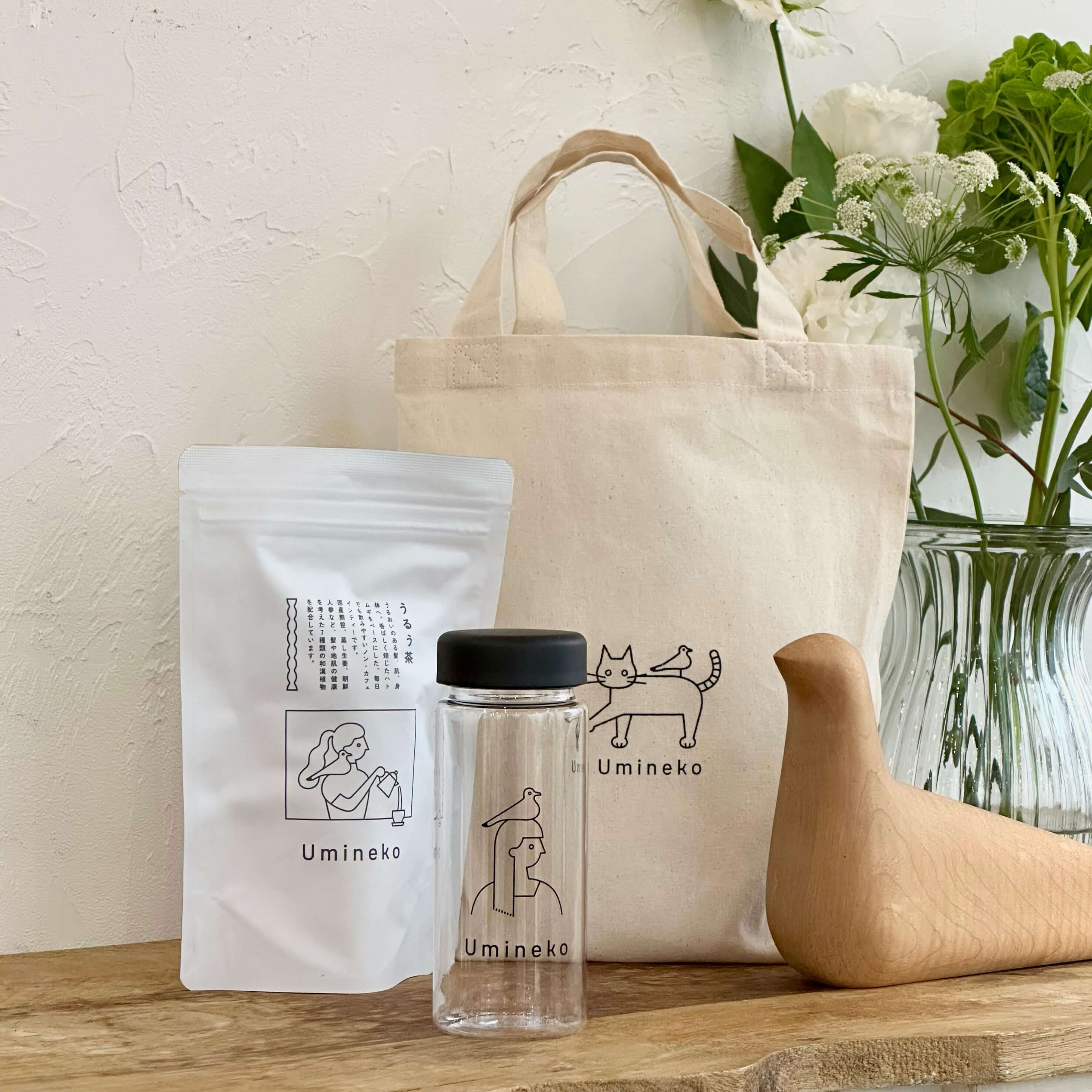うるう茶にトートバッグとオリジナルのボトルがセットになった商品。